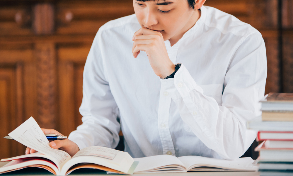 勉強している学生