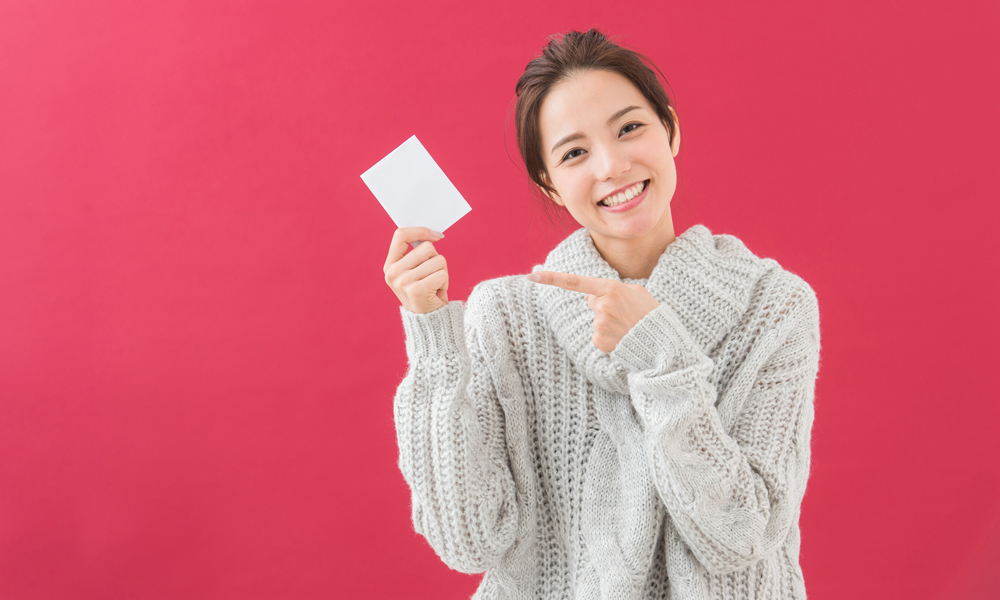 クレカを指差す女性