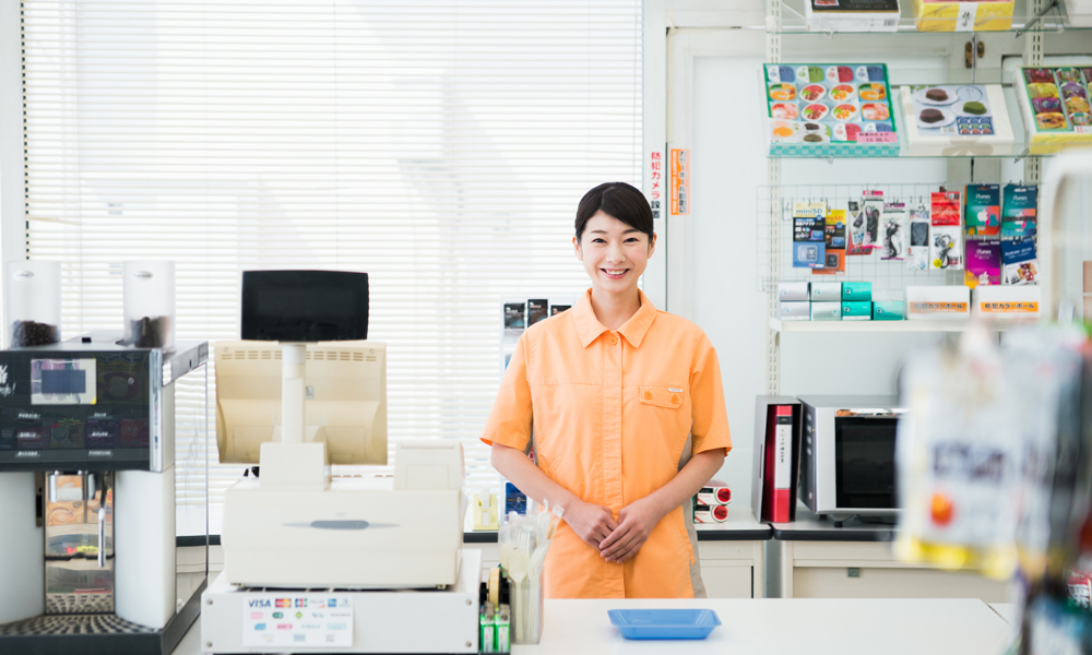 コンビニのレジと店員