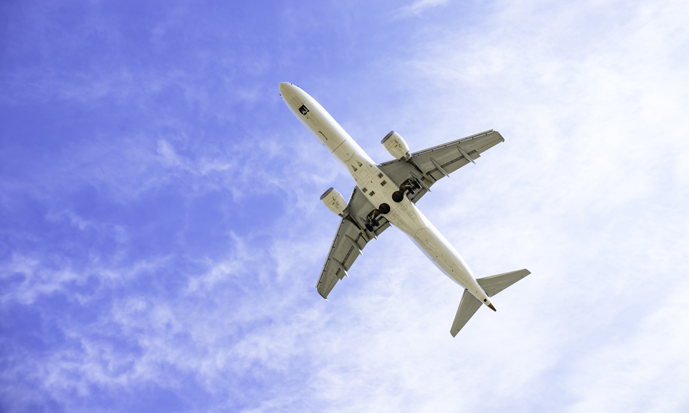 真下から撮影された飛行機