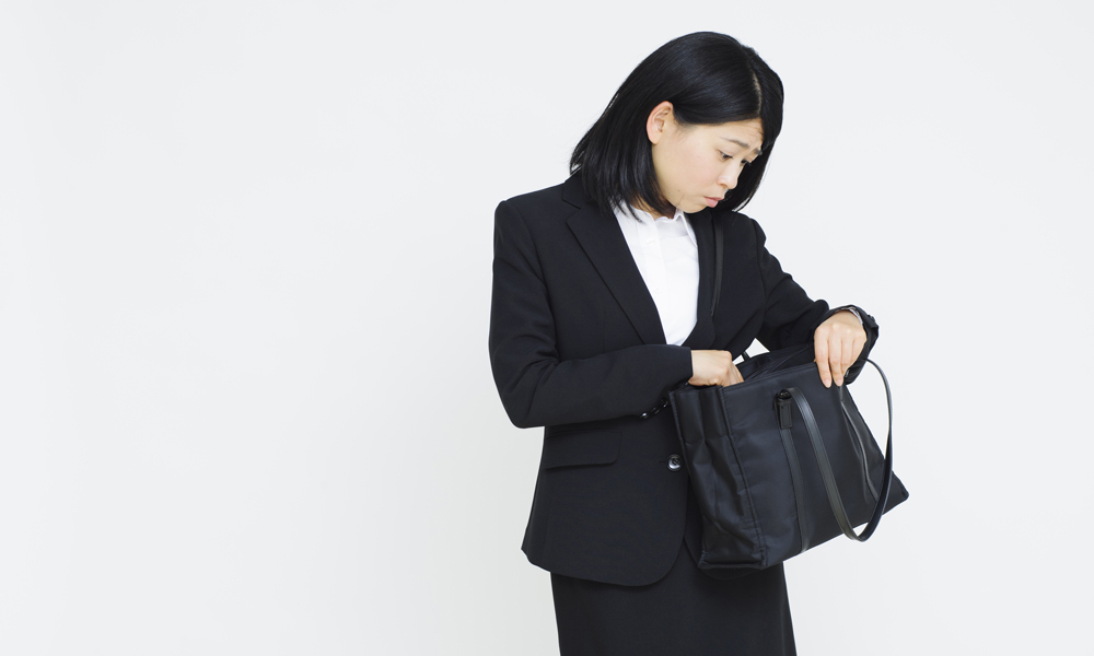 クレジットカードを紛失した女性