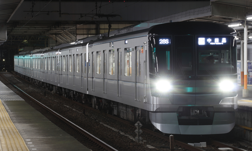 駅に停車する電車