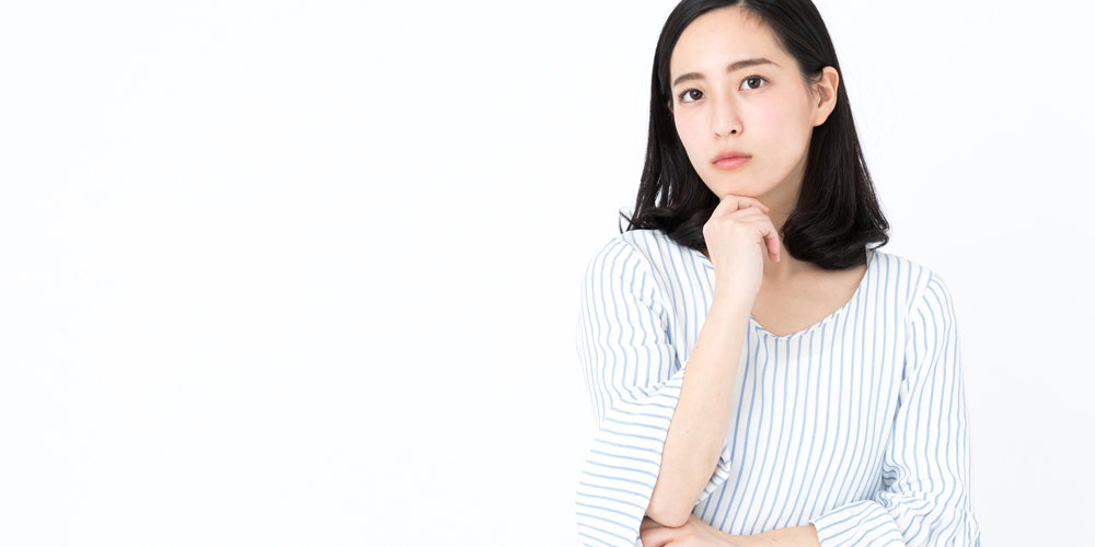 悩んでいる女性