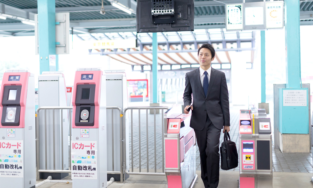 改札を通過するビジネスマン