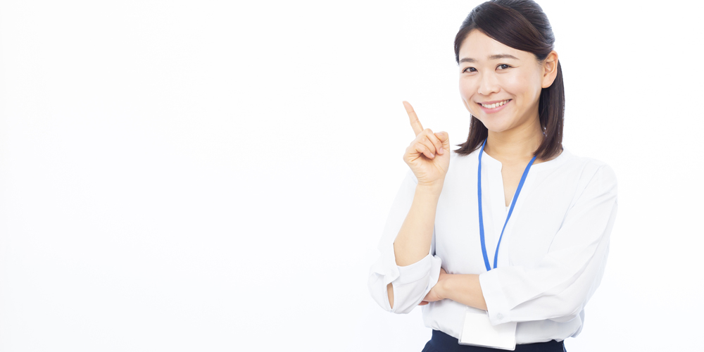 注意点を示している女性