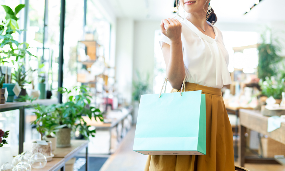 買い物中の女性