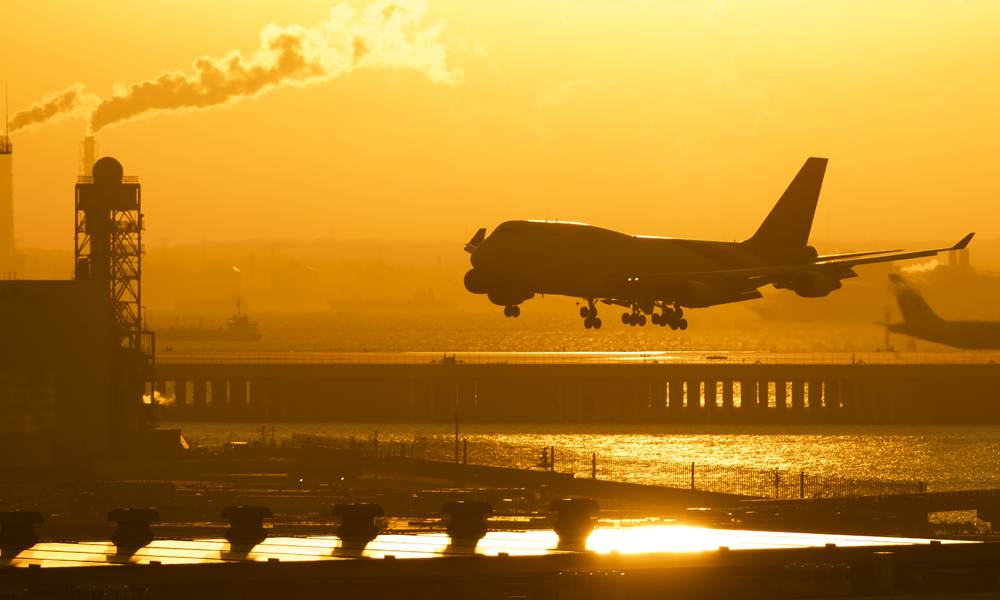夕日と飛行機