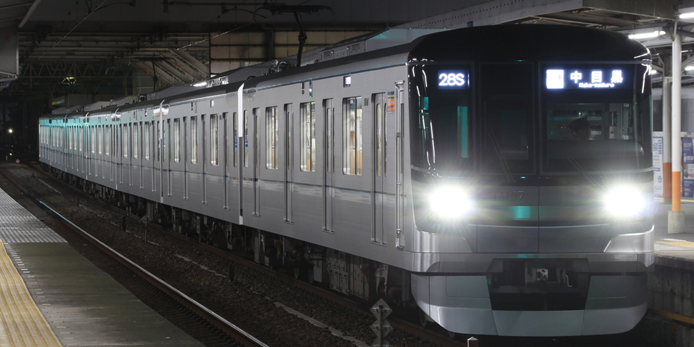 駅に停車する電車
