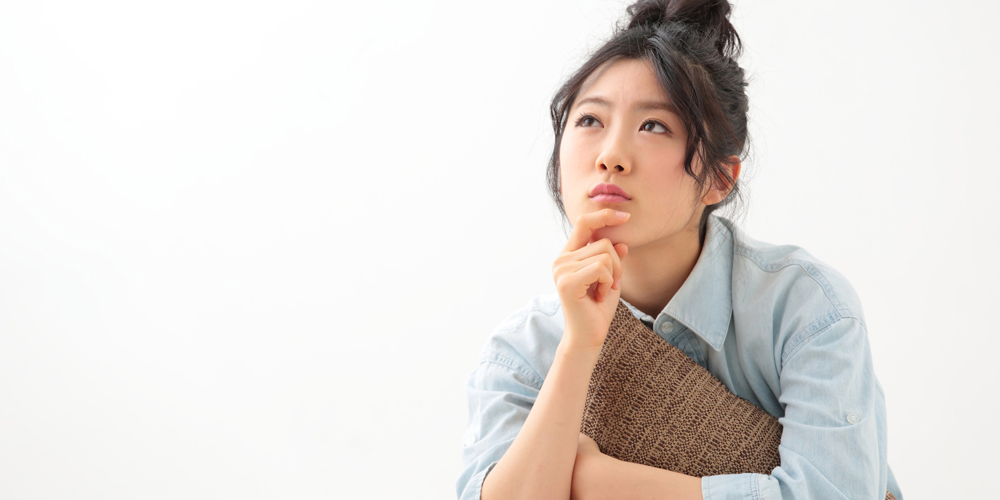 何かを考えている女性