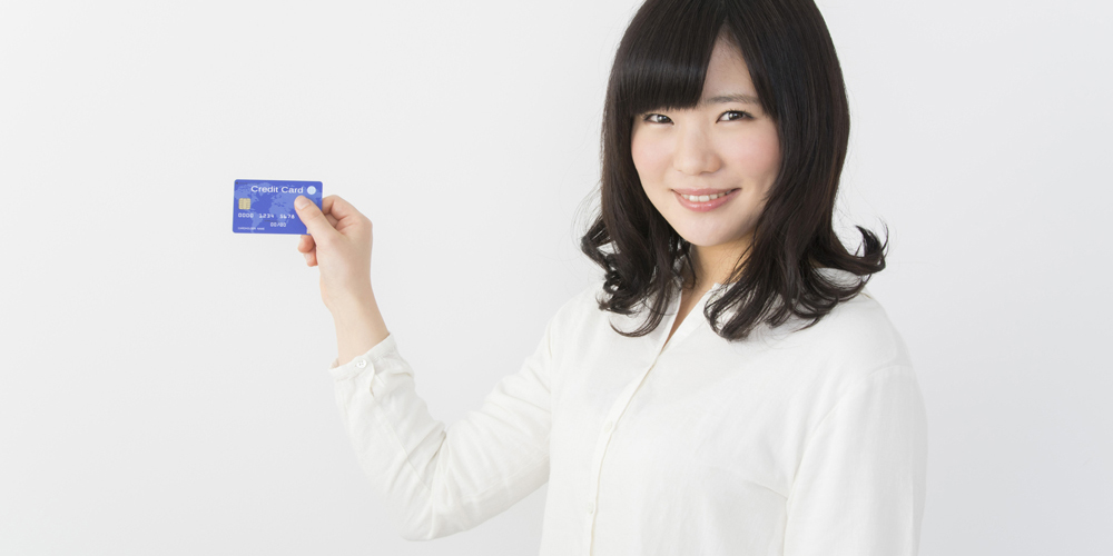 クレカを見せる女性