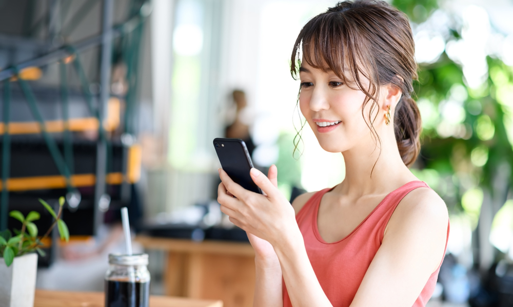 スマホを操作している女性