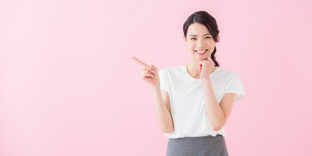 指差ししている女性