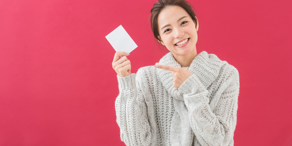 クレカを指差す女性