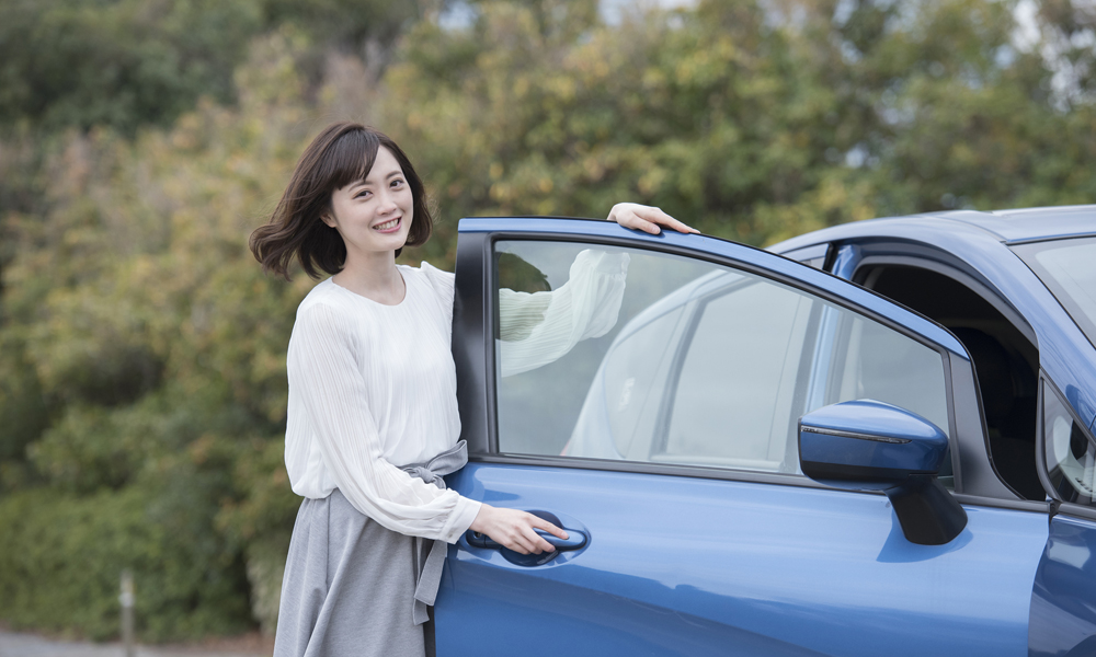 自動車に乗り込む女性
