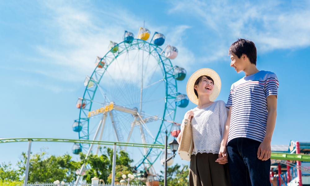 遊園地デートしているカップル