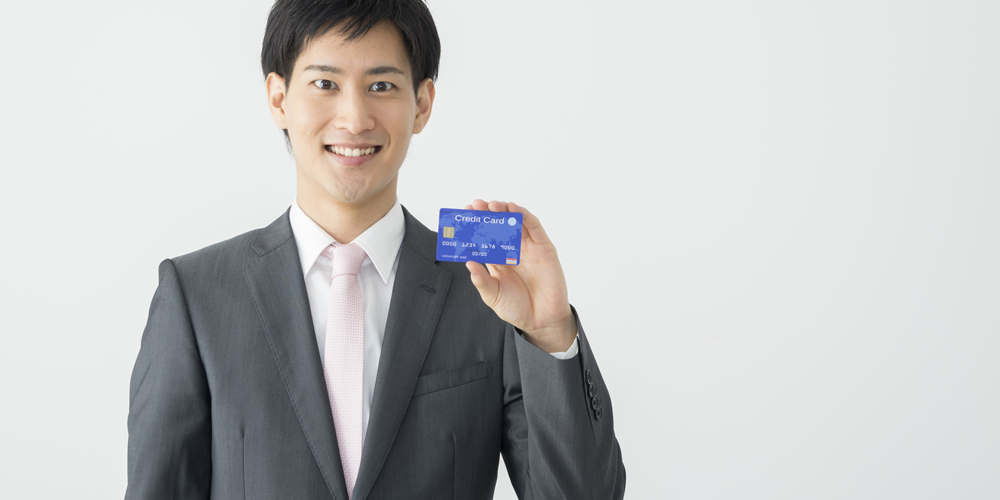 法人カードを持つ男性社員