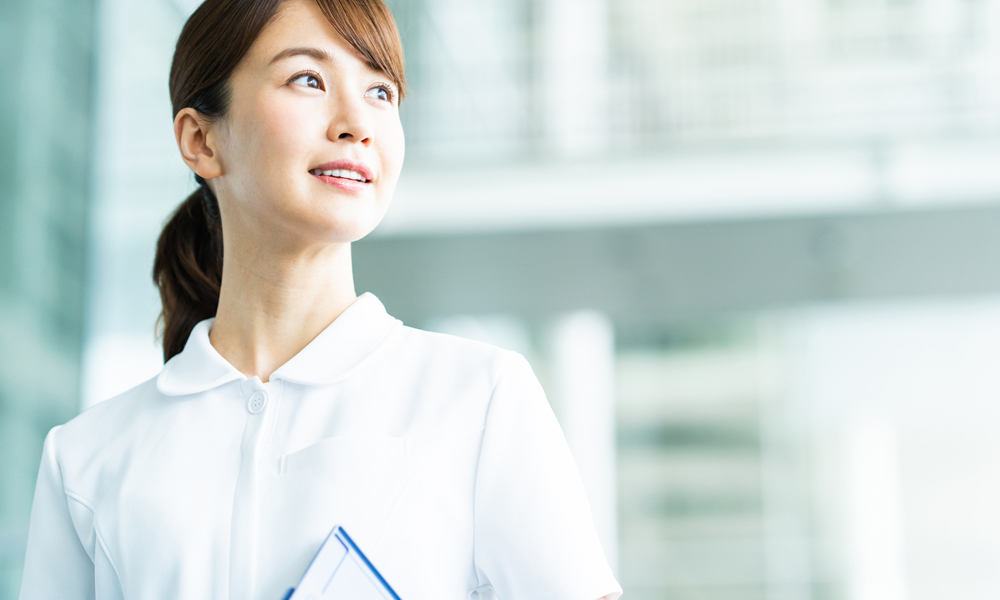 見上げる女性