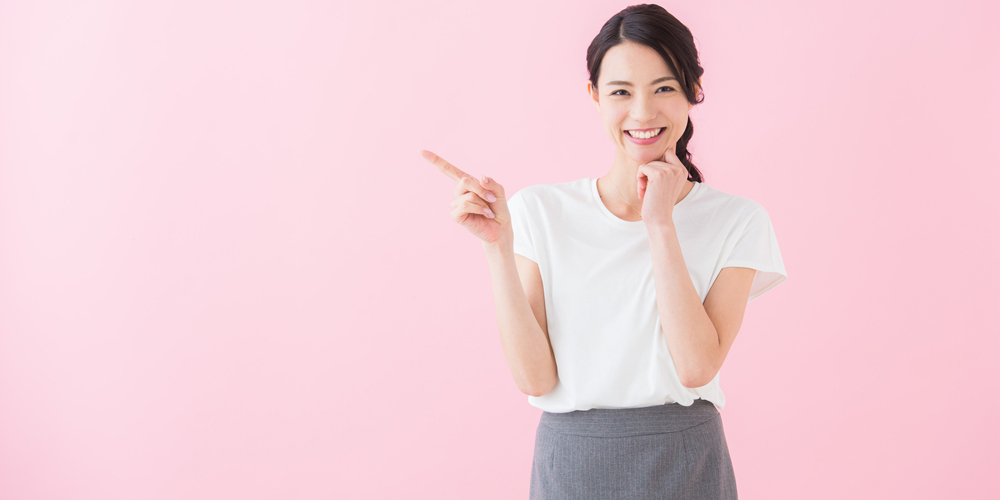 左側を指差してポイントを表現する女性