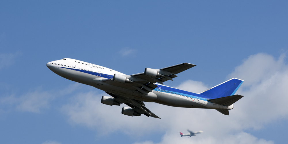 空を飛び交う飛行機