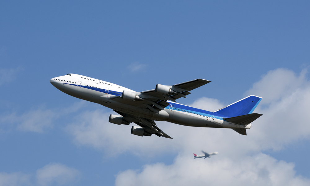 飛行機と青空