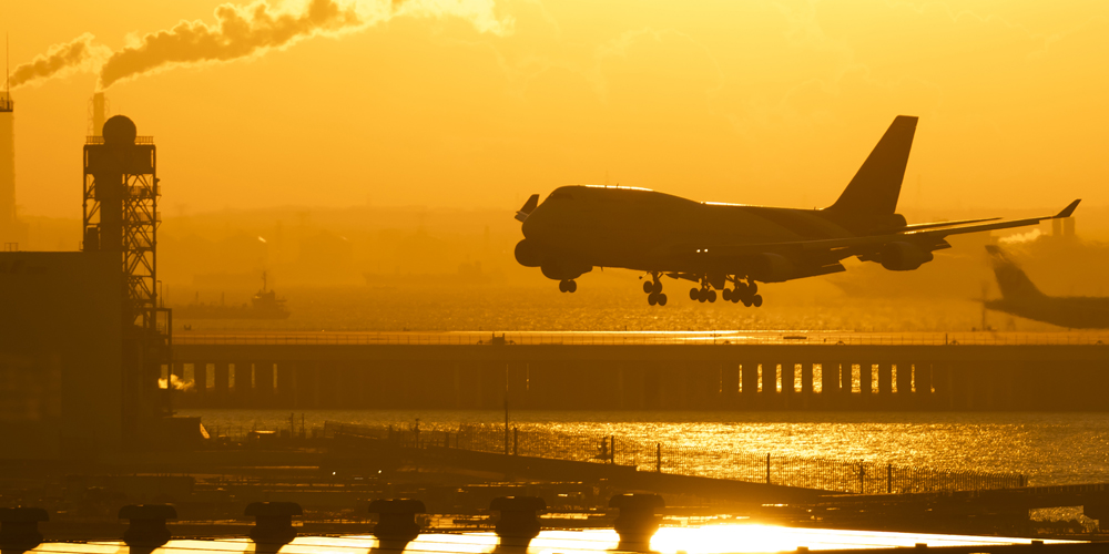 飛行機と夕焼け