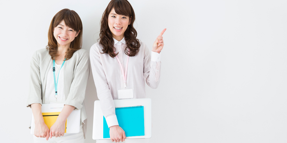 ポイントを表現する女性二人