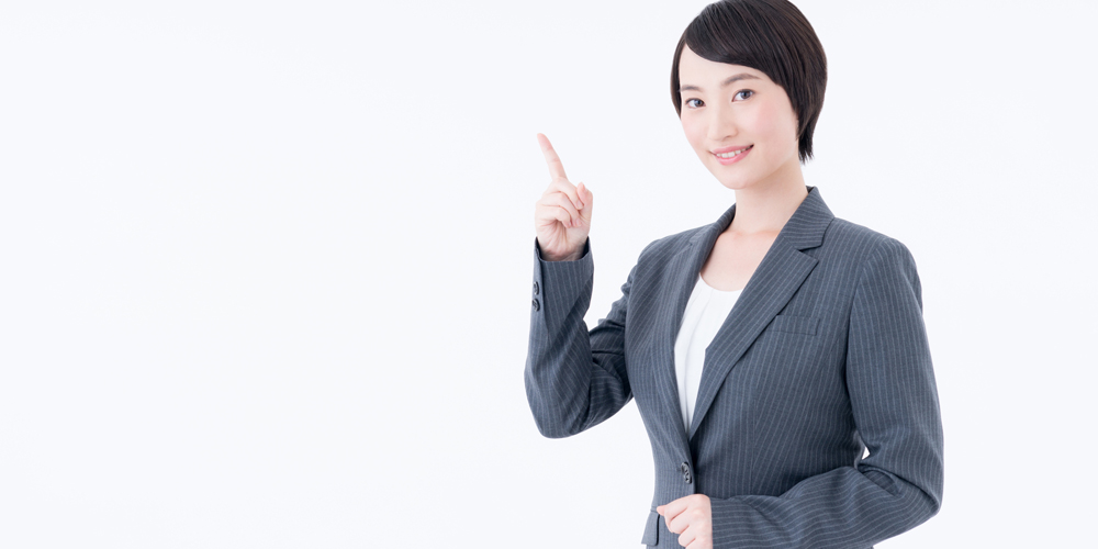 手順を説明する女性