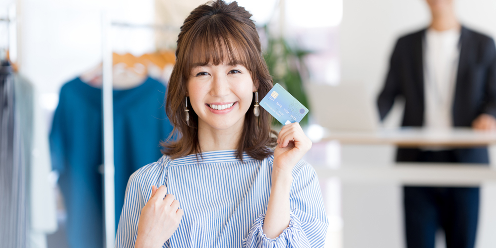 ショッピングでクレカを使おうとしている女性