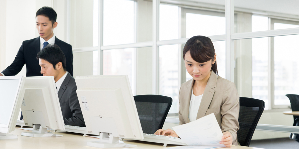 書類チェックをする女性社員