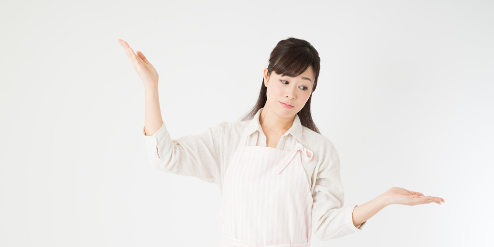 両腕をかたむける女性