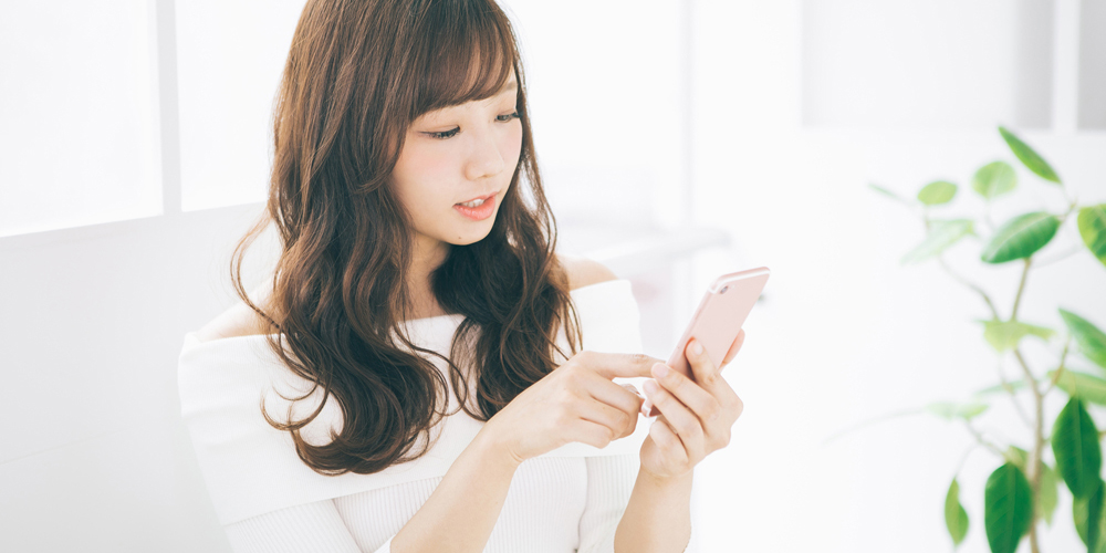 スマホを操作する女性
