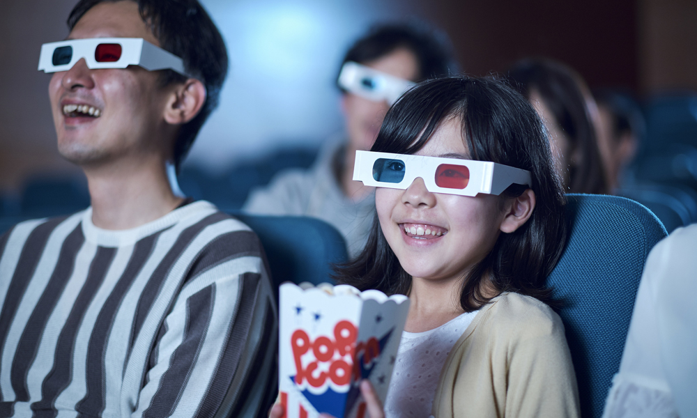 映画鑑賞中の親子