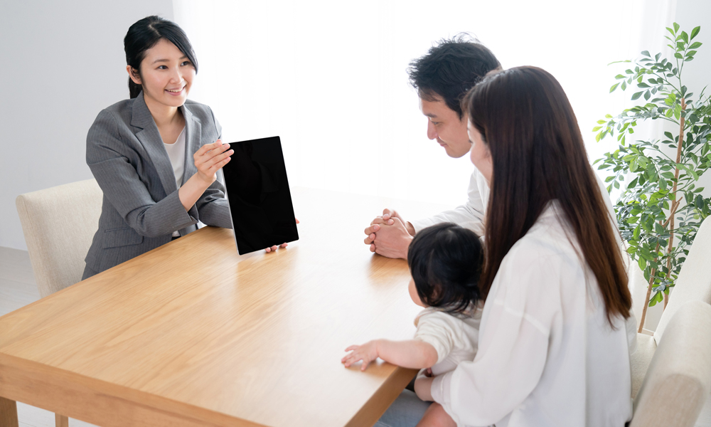 保険の説明を受ける家族