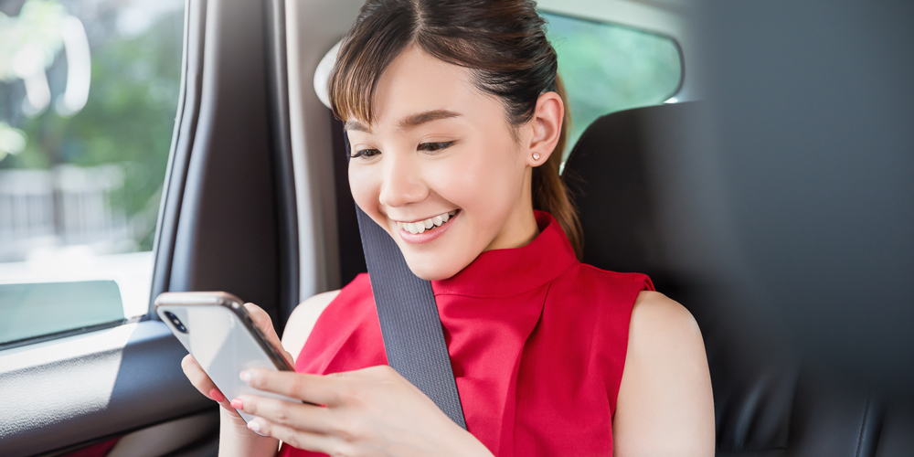 車内でスマホを操作する女性