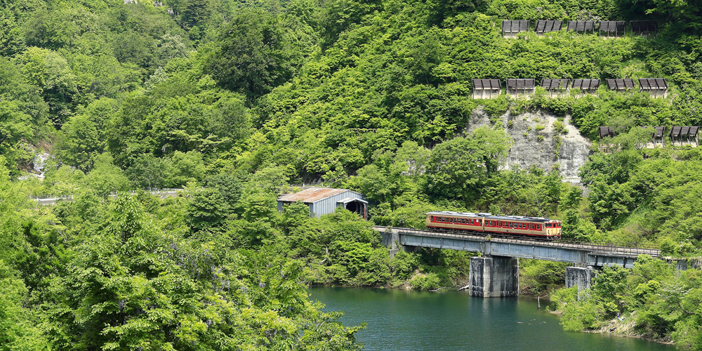 山奥の田舎を走る電車