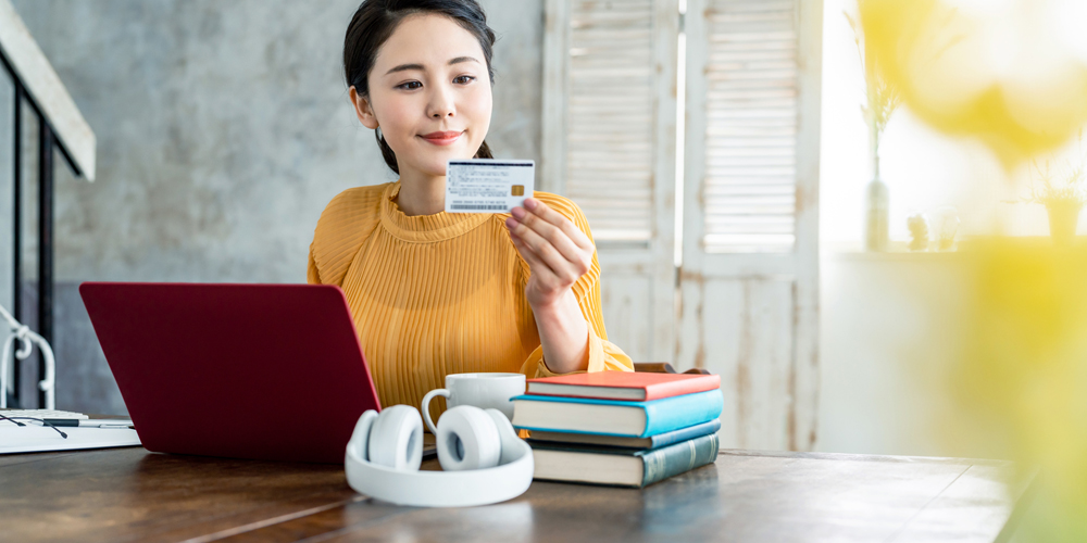 クレジットカードを確認する女性