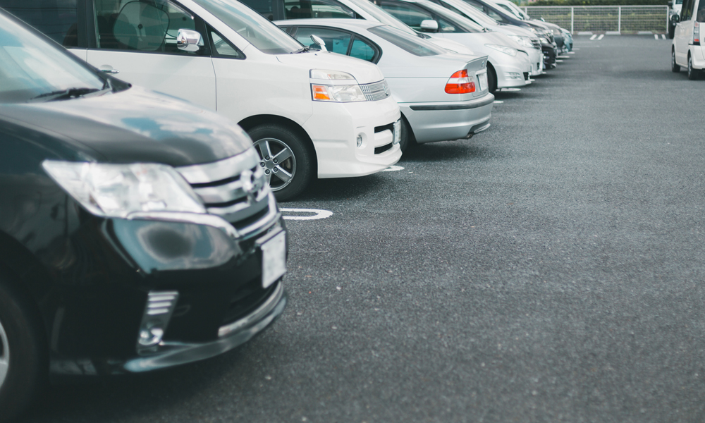 駐車場に停めてある自動車