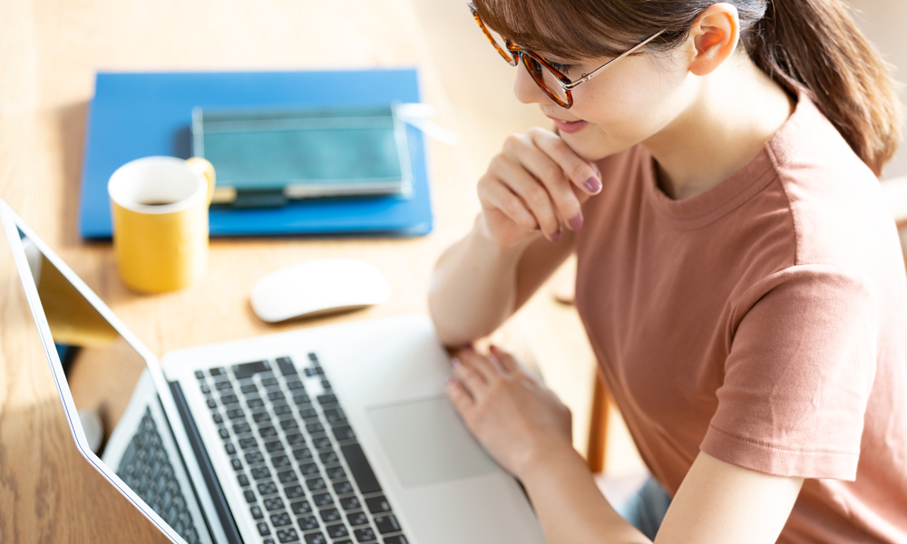 ノートPCを見る女性