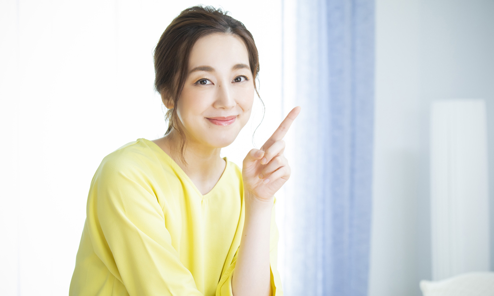 人差し指を立てている女性