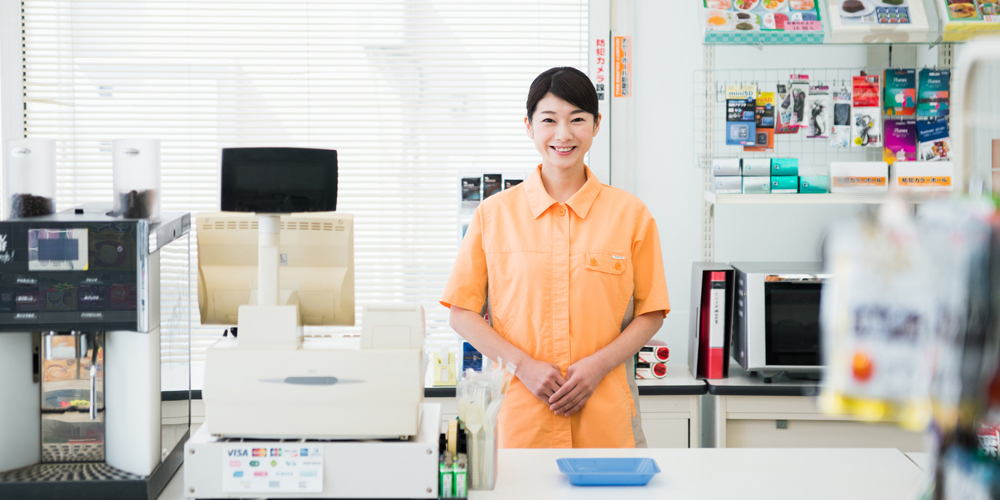コンビニのレジと店員