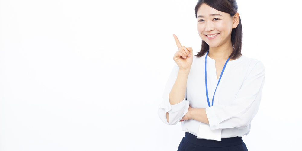 注意点を示している女性