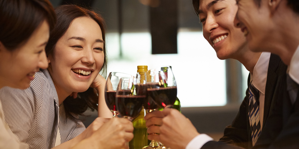 食事をする男女