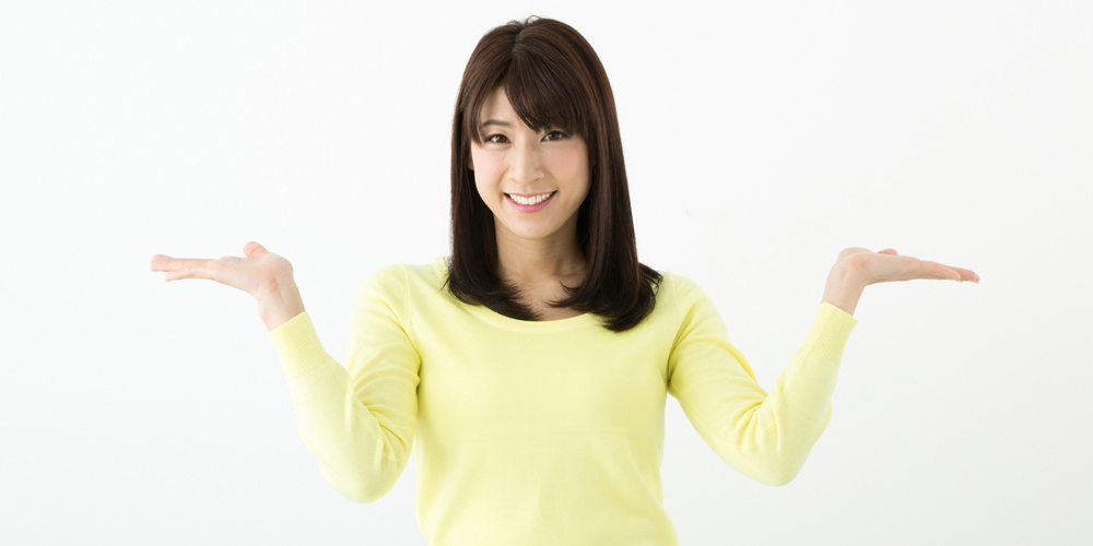 クレジットカードを比較する女性