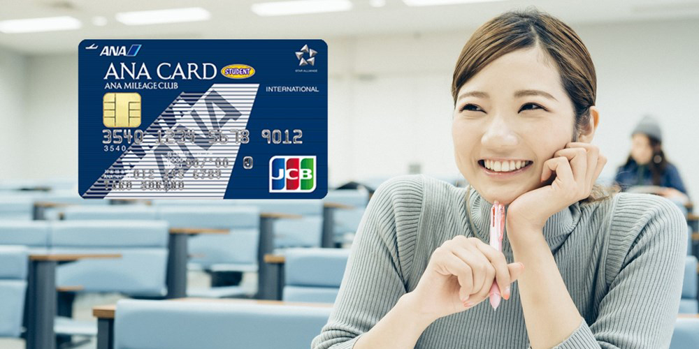ANA JCBカードと笑顔の女性