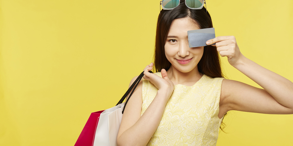 左目をクレカで隠している女性