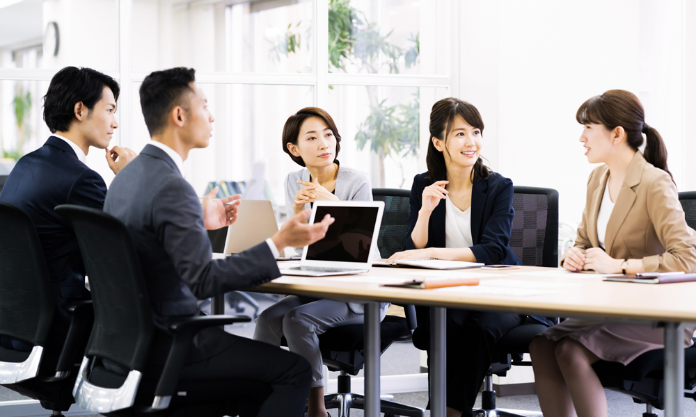企業の社内会議風景