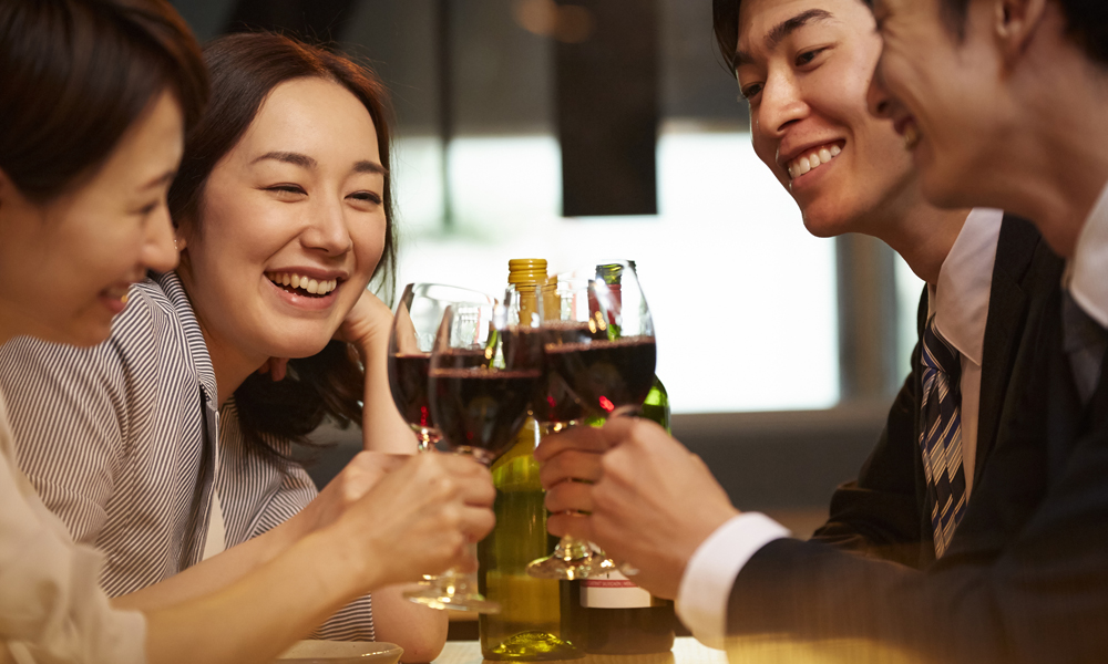 レストランで食事をする男女
