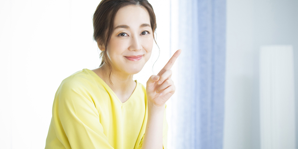 人差し指を立てている女性