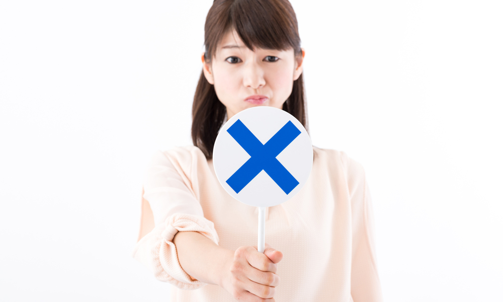 バツ印を持つ女性