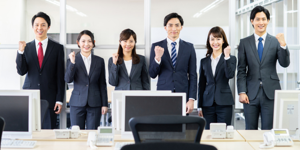 ガッツポーズをする社会人